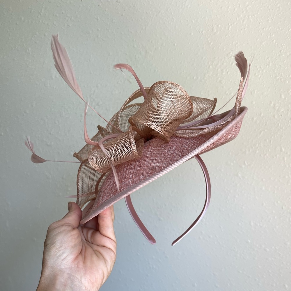 Women’s pink fascinator hat